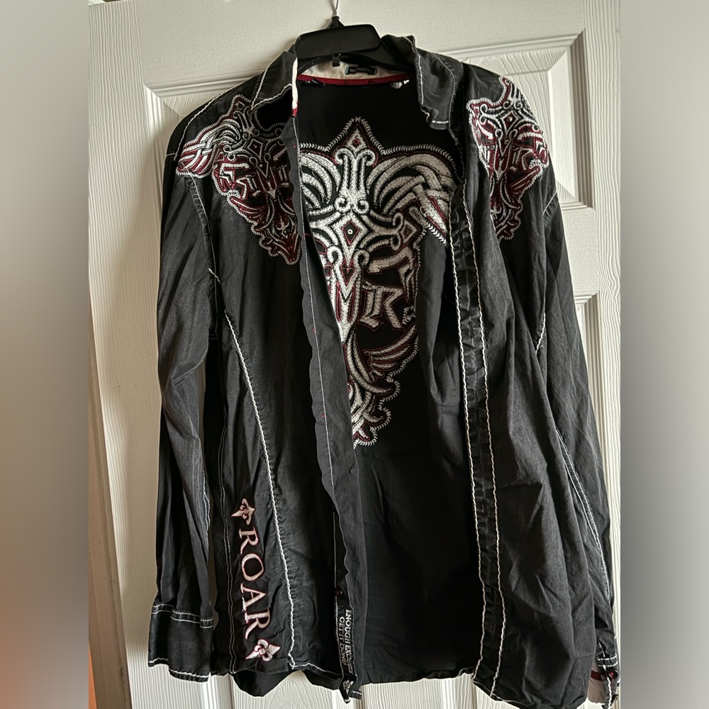 roar signature black n red large button up